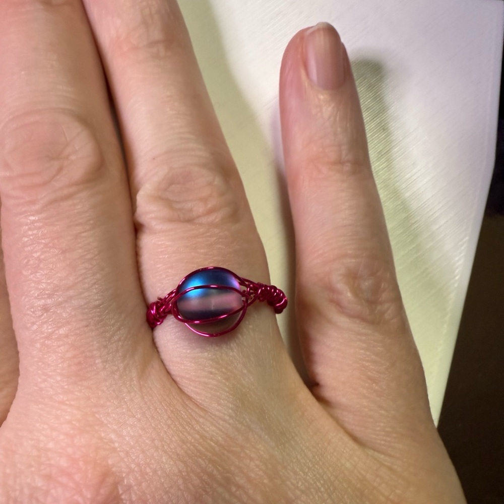 🧚🏻♀️ Hot Pink Wire Wrapped Iridescent Glass Bead Ring Size 5.25 💍